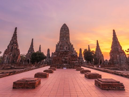 アユタヤ遺跡巡りとサンセット鑑賞＋メークロン線路市場＋ワットパクナム観光ツアー　メークロン乗車体験付き＜1日／昼食／日本語ガイド＞