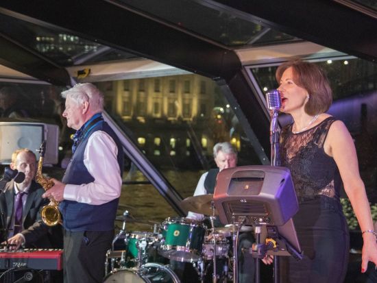 テムズ川  ジャズクルーズ　3コースディナー付き ＜金曜のみ／現地集合・解散＞by シティクルーズ