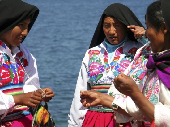 ウロス島＋タキーレ島日帰り観光ツアー＜混載／1日／英語ガイド／プーノ発＞