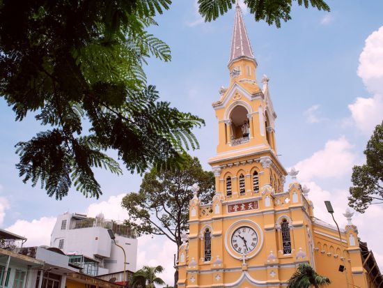 チャイナタウンツアー　チョロンエリアでビンタイ市場＋ティエンハウ寺＋チャータム教会を散策！中華ランチ付き＜日本語ガイド／ホーチミン発＞