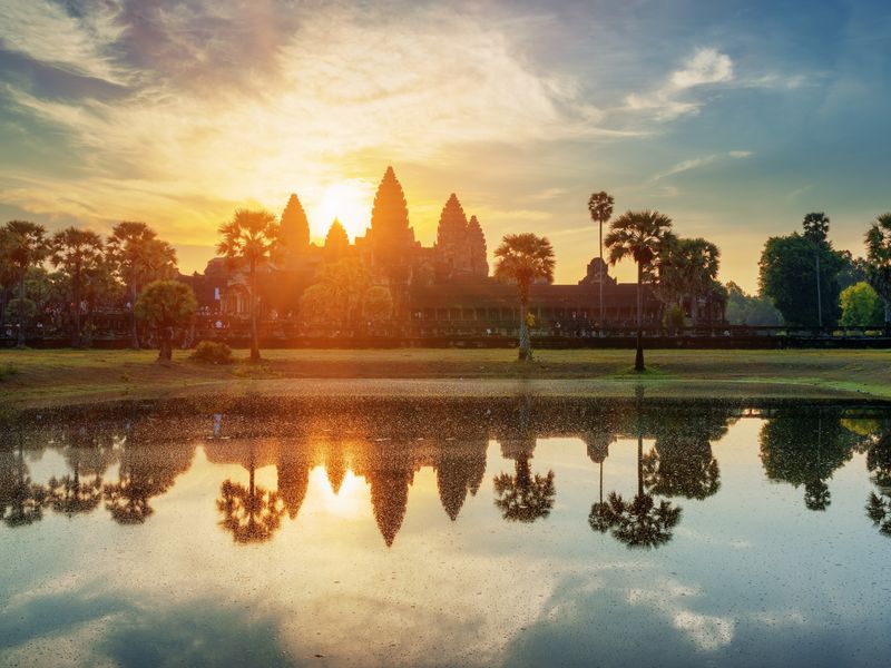 Reap_Angkor Wat_Sunrise_shutterstock_339593105