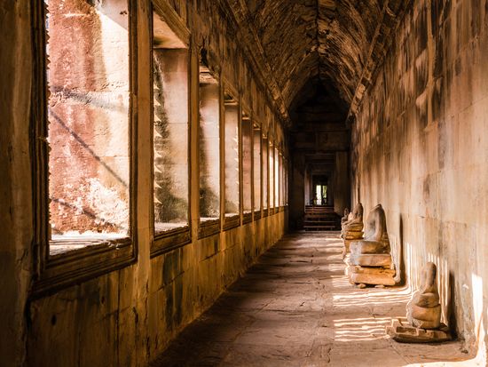 Corridor_Buddha_Statue_shutterstock_543076291