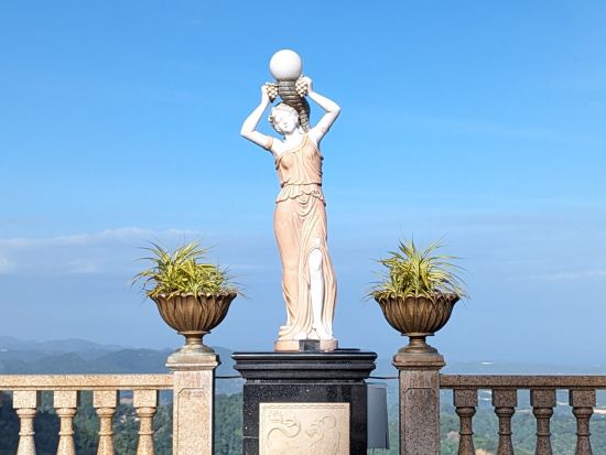 セブ郊外観光ツアー 絶景名所巡り！テンプル・オブ・レイア＋シラオガーデン＋夜景を望むディナー ＜半日／日本語ガイド／ホテル往復送迎＞ by Fun Group