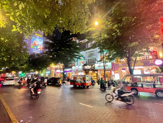 ホーチミン ナイトツアー　徒歩で夜のホーチミンを満喫！バインミーの夕食付き＜日本語ガイド＞