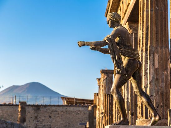 Italy_Pompeii_Vesuvius_shutterstock_278943446