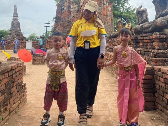 キリンとの写真撮影？！アユタヤ遺跡＆シーアユタヤライオンパークツアー　民族衣装体験可 ＜昼食付き／英語ガイド＞