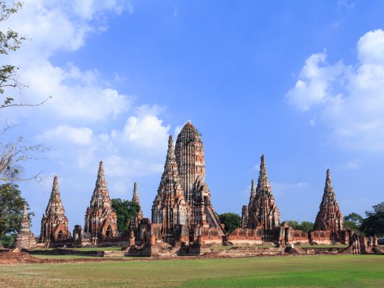 キリンとの写真撮影？！アユタヤ遺跡＆シーアユタヤライオンパークツアー　民族衣装体験可 ＜昼食付き／英語ガイド＞