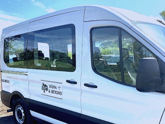 マウイ島観光ツアー　ロード・トゥ・ハナの絶景スポットを巡る！熱帯雨林に囲まれた滝や黒砂ビーチでの水遊びも＜1日／英語ガイド／昼食付＞