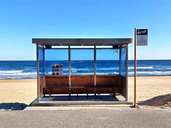 人気K-POPグループの聖地を巡るツアー！香湖海岸バス停＋日迎駅　メンバーも訪れた食堂でのランチ付き♪＜1日／明洞または東大門発／HYBE解散＞ 