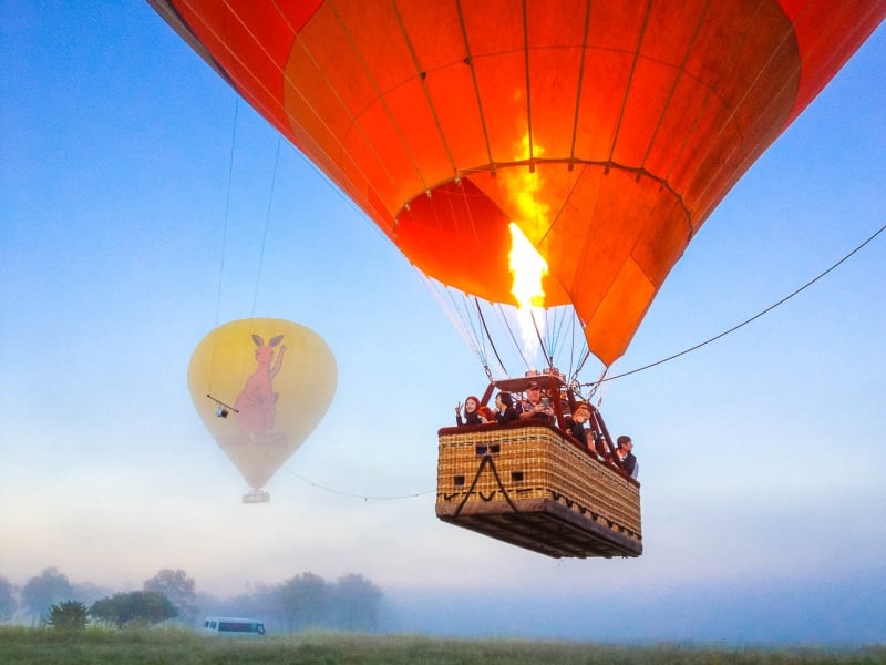 Hot_Air_Balloon_Cairns_gentle_liftoff_fogg-15