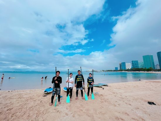 アラモアナビーチ　SUP(スタンドアップパドル)　ウミガメに会える確率80%のSUP体験＜日本語インストラクター＞by カパリリハワイ