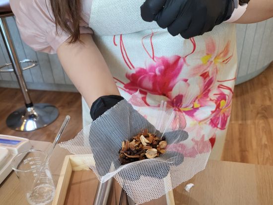 伝統のヤードム＆ディフューザー作り体験　バンコクで自分だけの香りを作ろう＜英語スタッフ＞