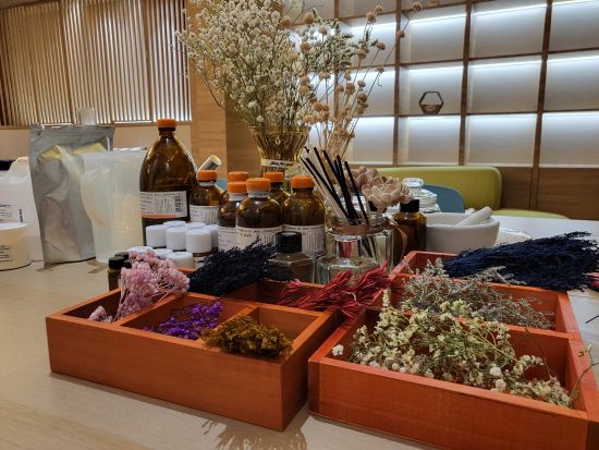 伝統のヤードム＆ディフューザー作り体験　バンコクで自分だけの香りを作ろう＜英語スタッフ＞