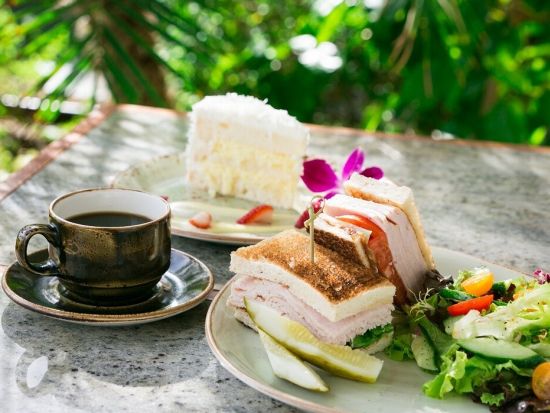 ハウス・ウィズアウト・ア・キー　食事券&事前予約　緑豊かなオーシャンビューのレストランで優雅なひとときを＜朝・昼・夕／ハレクラニ内＞