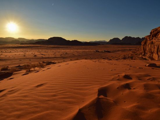 【ペトラ発】月の谷の絶景を堪能！4WDでめぐる映画の舞台ワディ・ラム＜貸切／半日／英語ガイド／昼食付き＞