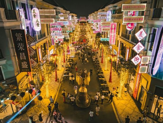 ハノイ発 メガグランドワールド観光ツアー　バッチャン村で陶器体験付きのプランあり＜送迎付き／英語ガイド付きプランあり＞