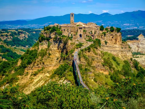 Italy_Civita_di_Bagnoregio_shutterstock_484443667