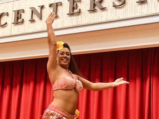 アラモアナセンター センターステージ公演パッケージプラン　本場ハワイでフラダンスを披露！30分間の公演＆各種サポートがセットになった特別プラン　公演証明書付き