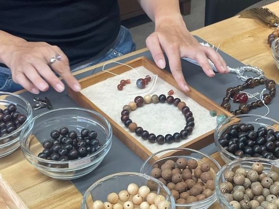 伝統工芸「京念珠」づくり体験 オリジナル数珠を製作＜約90分／京都＞