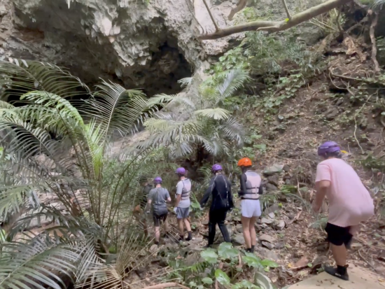 石垣島貸切ジオツアー コーステアリング＆巨大地下鍾乳洞探検 2億年前の地球を体感！＜昼食付／約6時間＞