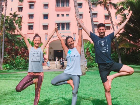 屋外ヨガレッスン　緑あふれるホテルの中庭でモーニングヨガ！お得なサブスクプランあり＜英語インストラクター／ロイヤルハワイアンホテル＞by カパリリハワイ