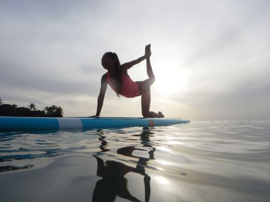 SUPヨガ　波の穏やかなアラモアナビーチで楽しくヨガを体験！選べるモーニングまたはサンセットプラン＜英語又は日本語インストラクター＞by Yoga Floats