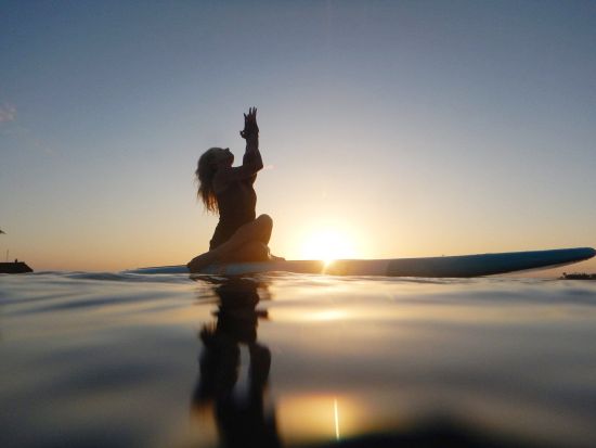 SUPヨガ　波の穏やかなアラモアナビーチで楽しくヨガを体験！選べるモーニングまたはサンセットプラン＜英語又は日本語インストラクター＞by Yoga Floats