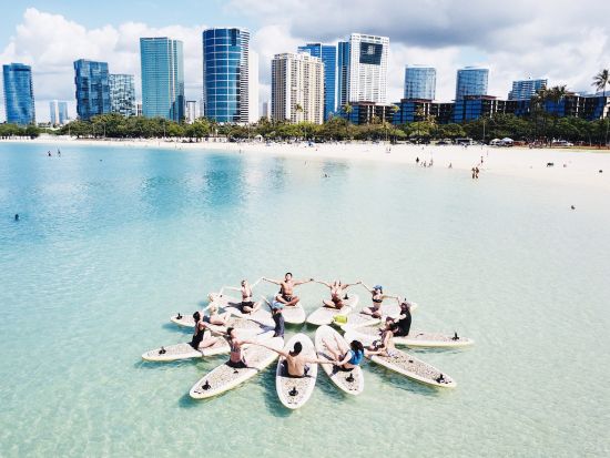 SUPヨガ　波の穏やかなアラモアナビーチで楽しくヨガを体験！選べるモーニングまたはサンセットプラン＜英語又は日本語インストラクター＞by Yoga Floats