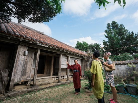 まち歩き＆三線体験ツアー 地元ガイドが"島の歴史と文化"をご案内！島の文化が集まった街中を散策しながら、八重山舞踊や三線の演奏を楽しむプラン＜昼食付／石垣島＞
