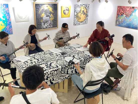 まち歩き＆三線体験ツアー 地元ガイドが"島の歴史と文化"をご案内！島の文化が集まった街中を散策しながら、八重山舞踊や三線の演奏を楽しむプラン＜昼食付／石垣島＞