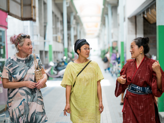 まち歩き＆三線体験ツアー 地元ガイドが"島の歴史と文化"をご案内！島の文化が集まった街中を散策しながら、八重山舞踊や三線の演奏を楽しむプラン＜昼食付／石垣島＞