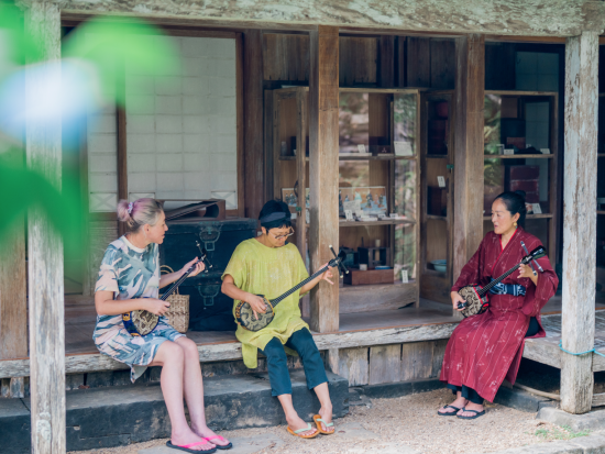 まち歩き＆三線体験ツアー 地元ガイドが"島の歴史と文化"をご案内！島の文化が集まった街中を散策しながら、八重山舞踊や三線の演奏を楽しむプラン＜昼食付／石垣島＞