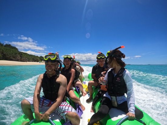 瀬底島スキンダイビング バナナボートでポイントまで移動！GoPro無料レンタルでSNS映え◎非日常体験を味わおう＜約1時間30分／3～10月／午前・午後＞