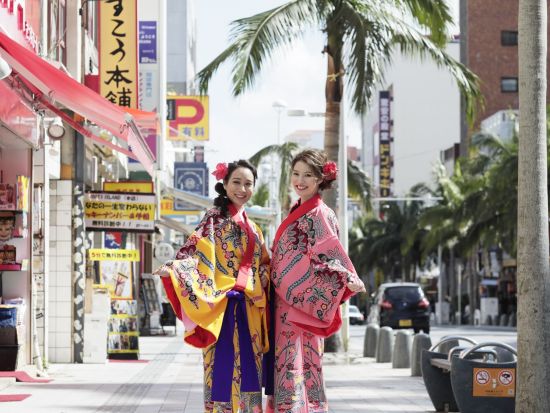 琉装シンプルプラン 女性はヘアセットあり！伝統的な琉装を着て「沖縄の南国リゾート」を散策するプラン＜那覇市＞