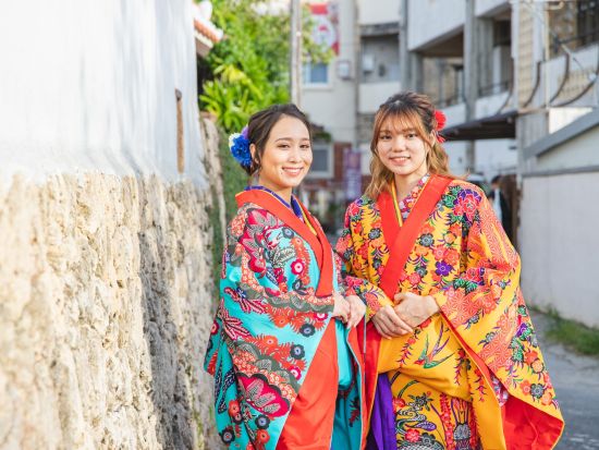 琉装プレミアムプラン ヘアセットありで女性におすすめ！華やかな琉装を着て”沖縄の南国リゾート"を散策するプラン＜那覇市＞