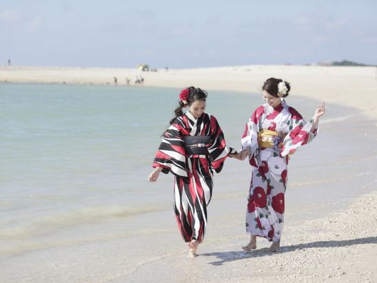 浴衣レンタル オリジナルの京浴衣を種類豊富にご用意！華やかな浴衣を着て”沖縄の南国リゾート"を散策するプラン＜那覇市＞