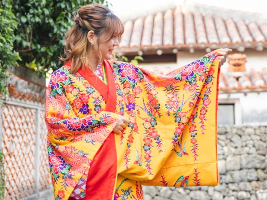 琉装プレミアムプラン ヘアセットありで女性におすすめ！華やかな琉装を着て”沖縄の南国リゾート"を散策するプラン＜那覇市＞