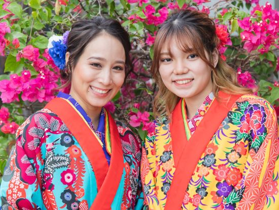 琉装プレミアムプラン ヘアセットありで女性におすすめ！華やかな琉装を着て”沖縄の南国リゾート"を散策するプラン＜那覇市＞