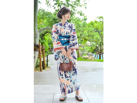浴衣レンタル オリジナルの京浴衣を種類豊富にご用意！華やかな浴衣を着て”沖縄の南国リゾート"を散策するプラン＜那覇市＞