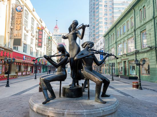 【時間限定】氷雪大世界と太陽島雪博会の氷雪祭りを巡るハルピン満喫1日ツアー～東北虎サファリパーク有無の2プランあり＜ホテル送迎／チケット予約付き／ハルピン発＞