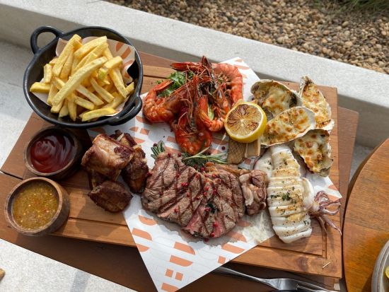 フーガビーチクラブ「Fuga Beach Club」 食事券＆事前予約サービス　オーシャンビューレストランでシーフード＆肉料理を満喫＜パトンビーチ＞