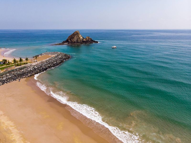 UAE_Fujairah_Sandy Beach_pixta_48918346