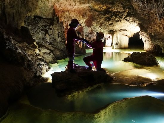 絶景ケイビング！島人ケイビングガイドがご案内！沖永良部島の水が長い年月をかけて造形した神秘の洞窟を探検＜装備レンタル込＞by シードリーム沖永良部