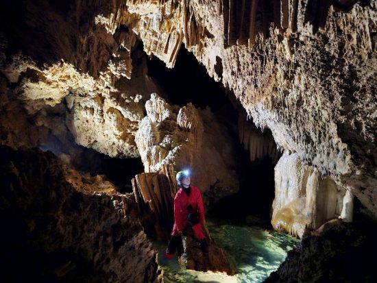 絶景ケイビング！島人ケイビングガイドがご案内！沖永良部島の水が長い年月をかけて造形した神秘の洞窟を探検＜装備レンタル込＞by シードリーム沖永良部