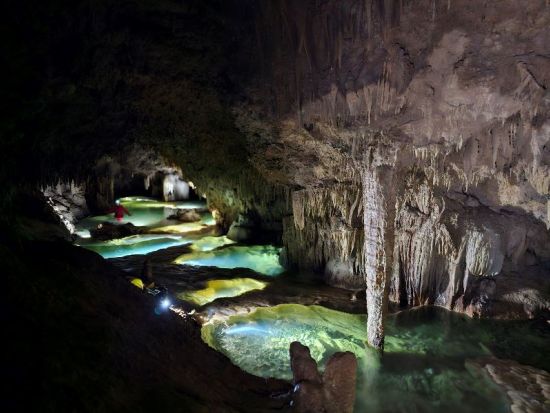 絶景ケイビング！島人ケイビングガイドがご案内！沖永良部島の水が長い年月をかけて造形した神秘の洞窟を探検＜装備レンタル込＞by シードリーム沖永良部