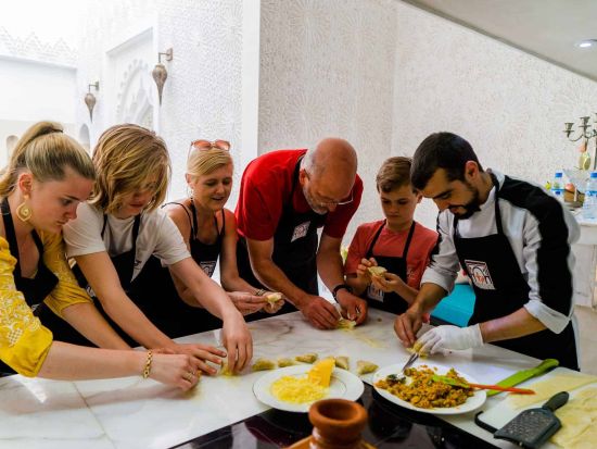 モロッコ料理教室　クスクスやタジンを学ぶ！スパイス香る本場の味を堪能＜混載／英語シェフ／マラケシュ発＞