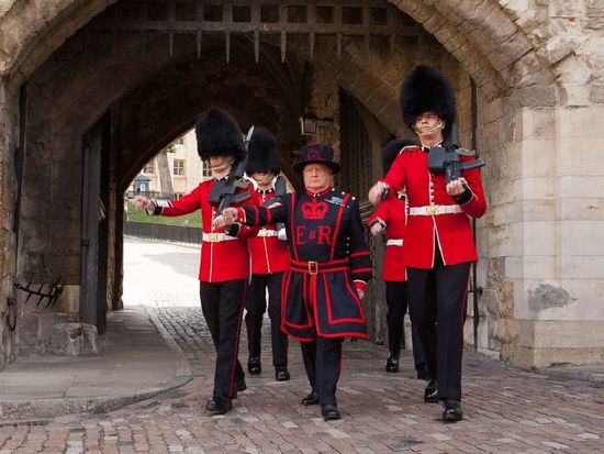 london_tower-of-london_changing-of-the-guards-min