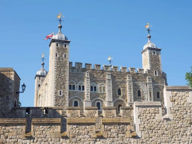 london_tower-of-london_view-from-the-wall-min