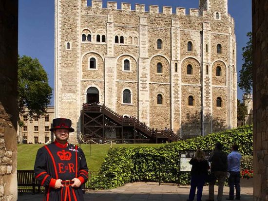 london_tower-of-london_beefeater-min