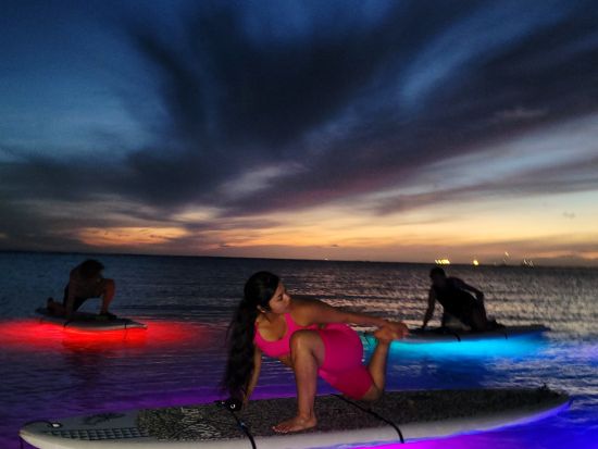 SUPヨガ　水中ライト付きSUPボードを使用し、幻想的な夜の海でナイトヨガ　金曜日は花火鑑賞も！＜英語又は日本語インストラクター＞by Yoga Floats